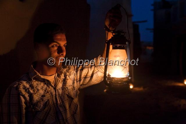 egypte desert libyque 08.JPG - Allumage des lampes à pétrole au Lazuli LodgeDésert libyque, Egypte